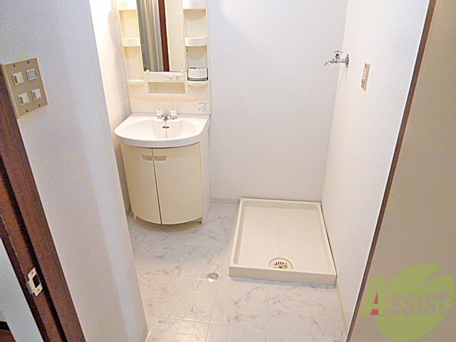 洗面設備　広々とした洗面所です。棚を置いたりアレンジが楽しみ！