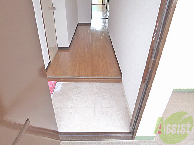 玄関　玄関をあけるとこんなかんじで～す。段差が少なくて安心です
