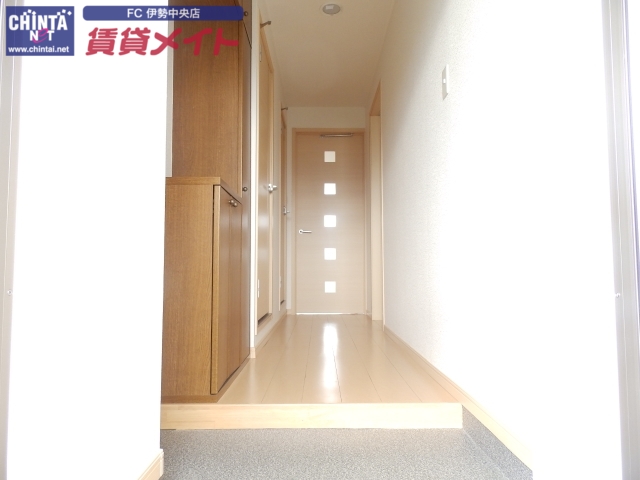 玄関　同物件別部屋のお写真です。