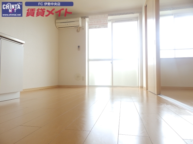 居室・リビング　同物件別部屋のお写真です。