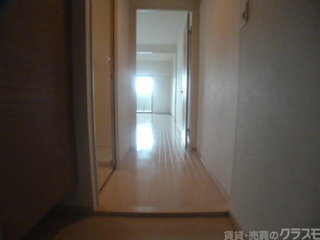 玄関　綺麗な玄関です。明るいカラーで気持ちが落ち着きそうですね。