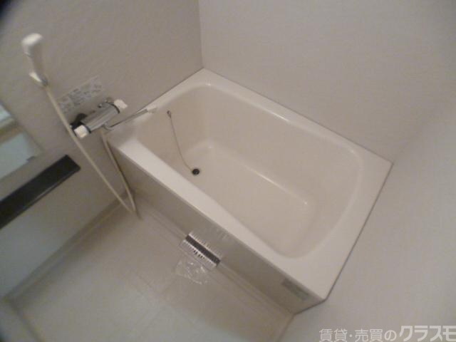 バス・シャワールーム　ゆったりとした浴室。片手で楽に温度調節が可能です。