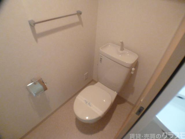 トイレ　トイレの横にはタオル掛け。気付きにくいですがポイントですね。