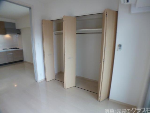 収納　壁に広がるワイドクローゼット。お洒落好きには嬉しいですね。