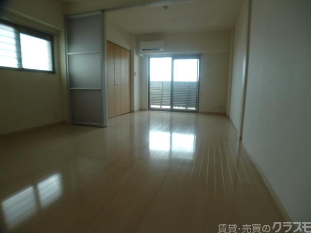 その他部屋・スペース　壁に広がるワイドクローゼット。お洒落好きには嬉しいですね。