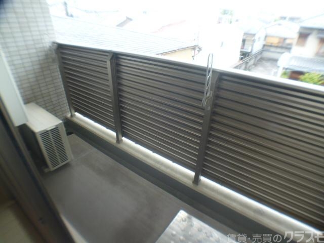 バルコニー　広々としたバルコニー。週末のまとめた洗濯でも大丈夫。