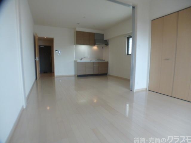 居室・リビング　白を基調とした室内。家具によってガラリと雰囲気が変わりそう。