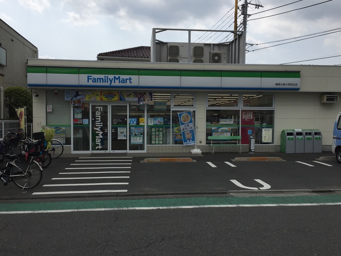 コンビニ　ファミリーマート（コンビニ）まで110m