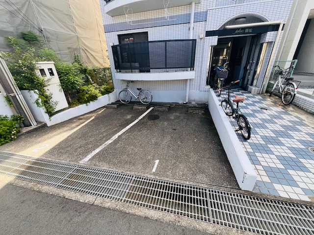 駐車場　敷地内￥4.000で取れます（区画狭い為サイズ要確認）