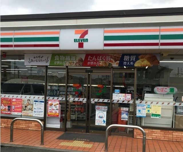 コンビニ　セブンイレブン尾上口里店（コンビニ）まで450m