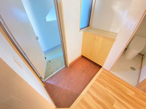 玄関　※別号室の写真となります。
