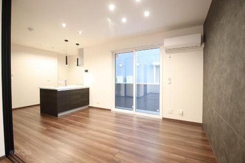 バルコニー　リビングエアコン、照明完備