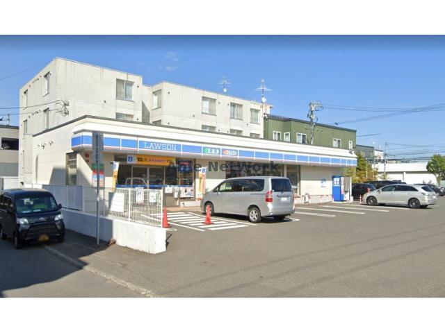 コンビニ　ローソン札幌八軒6条店（コンビニ）まで889m