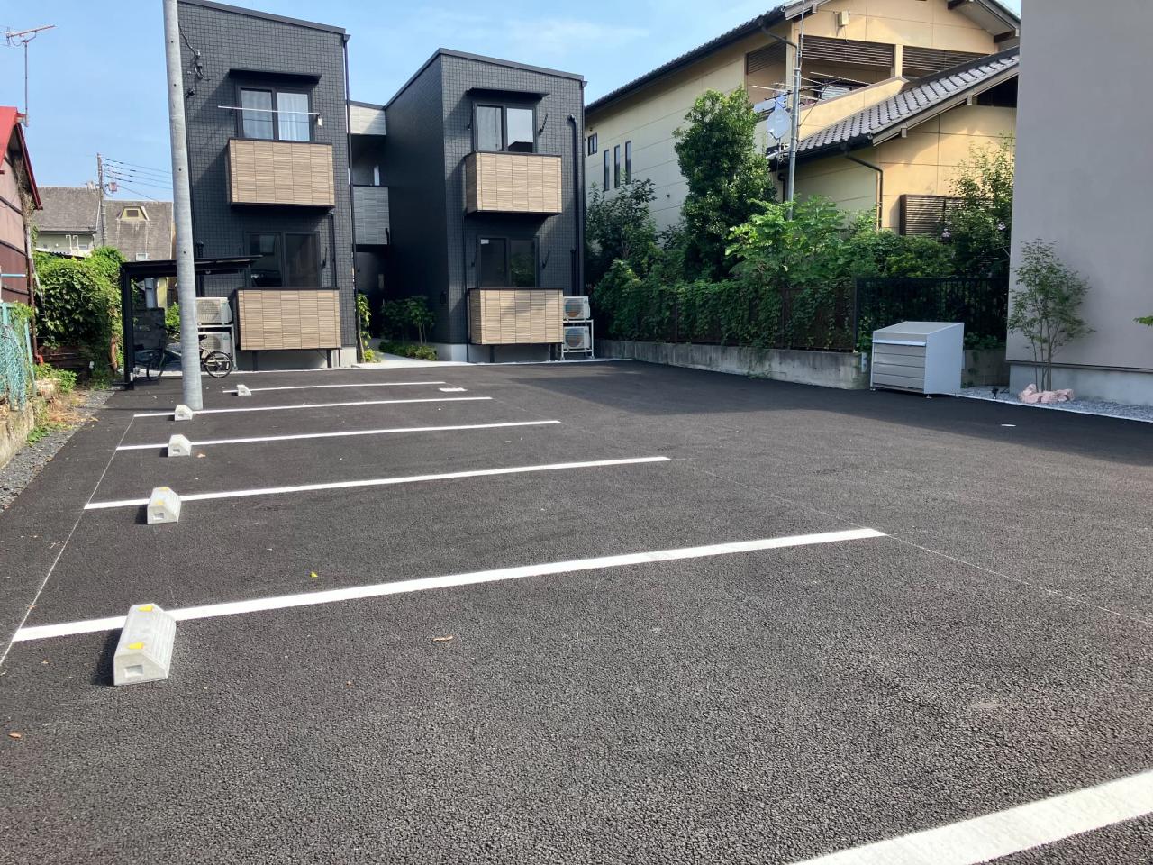 建物外観　出入りのしやすい平置き駐車場