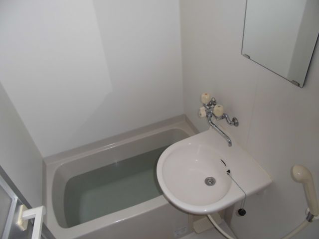 バス・シャワールーム　清潔感のある浴室