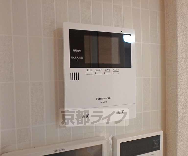 セキュリティ　モニター付きのインターホンで来客対応も安心です。