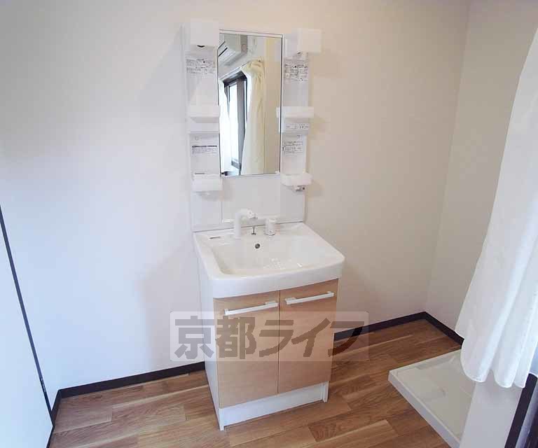 洗面設備　きれいな独立洗面台です