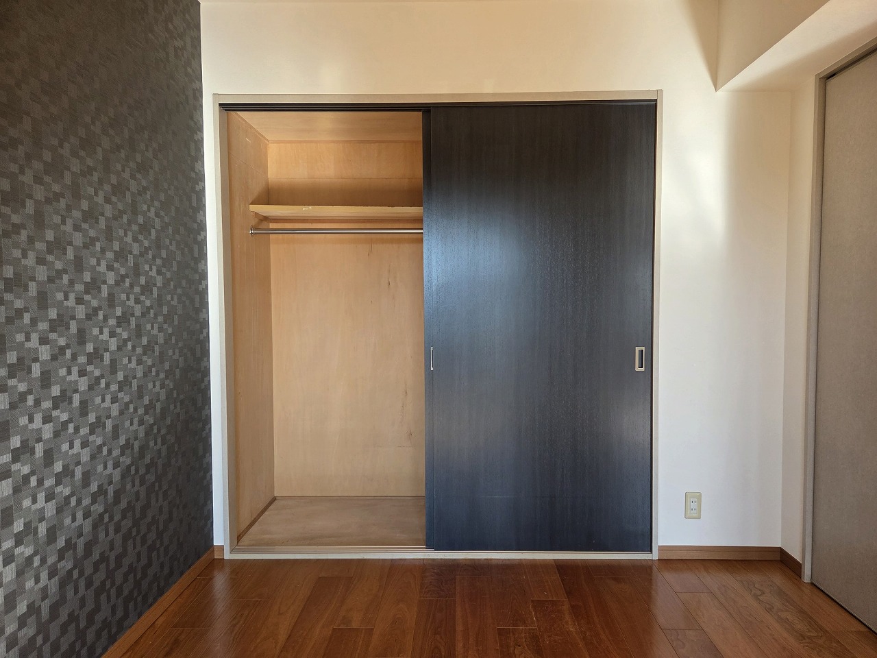 収納　5.8帖の居室にある奥行きたっぷりの収納になります。