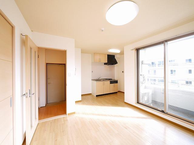 居室・リビング　窓が大きく大変明るいお部屋