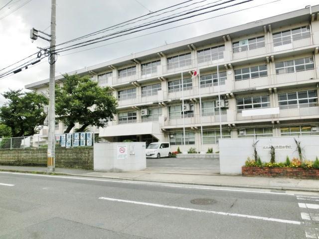 中学校　白銀中学校（中学校）まで880m
