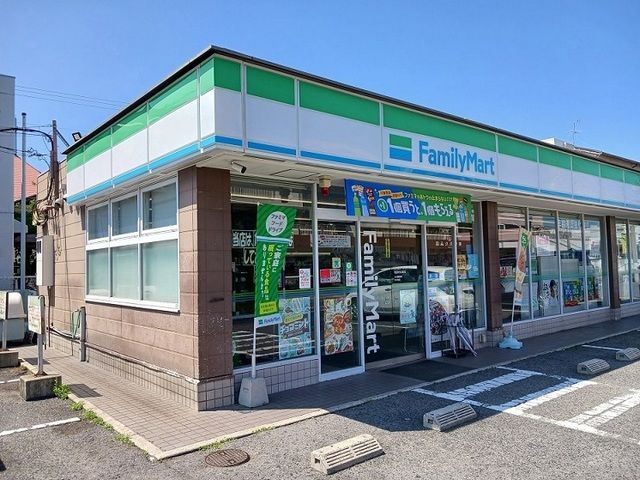 コンビニ　ファミリーマート様（コンビニ）まで500m
