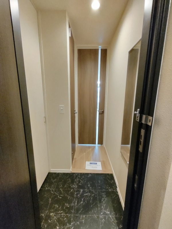 玄関　収納＆姿見のある玄関ホール