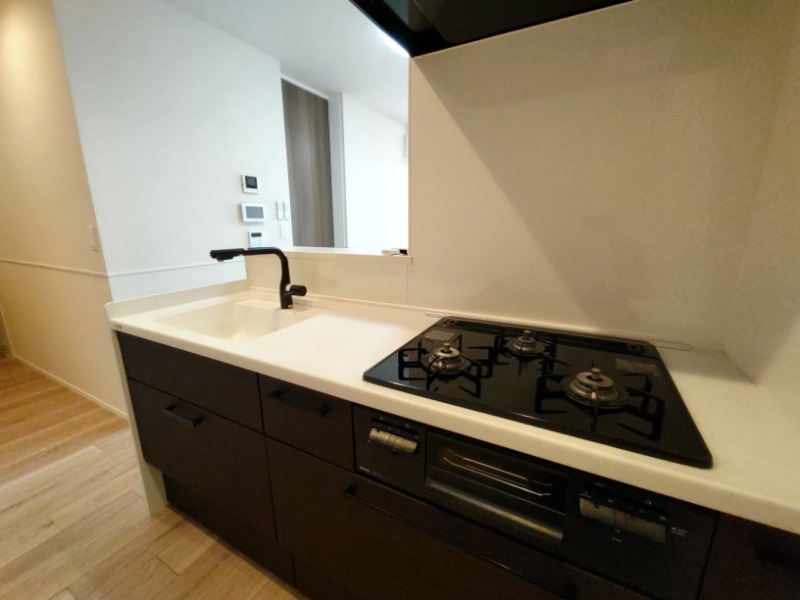 キッチン　シックなキッチンは３口コンロ付