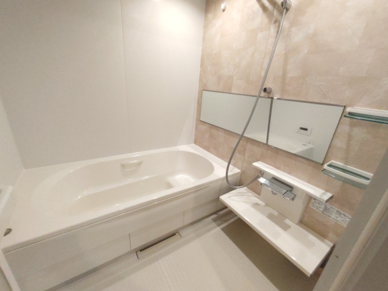 バス・シャワールーム　明るいパネルが映えるバスルーム