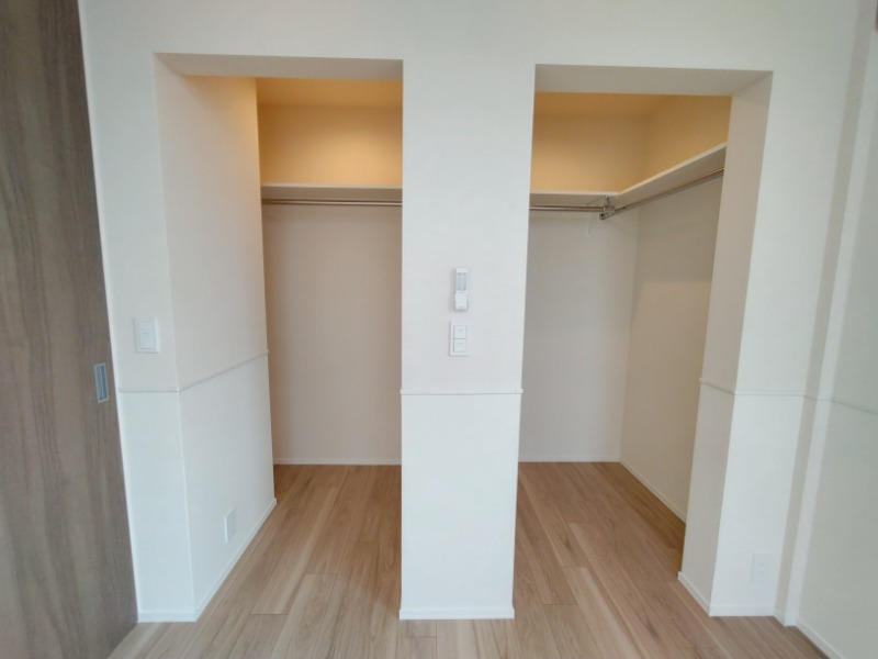 収納　ウォークインクローゼットは左右に分けられたタイプ