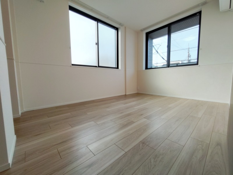 その他部屋・スペース　２面採光のお部屋はベッドを置いてもゆとり◎