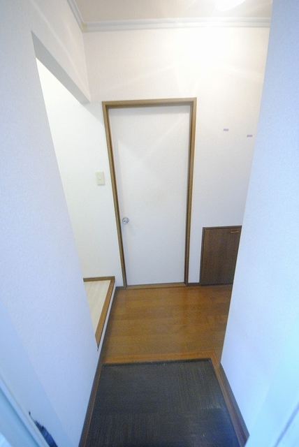 玄関　写真は２０１号室