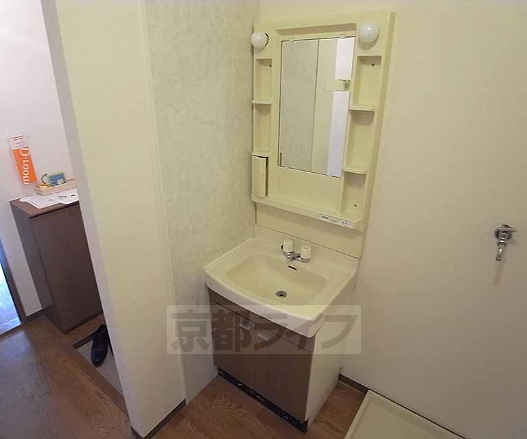 洗面設備　独立洗面台付きです。