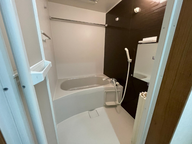 バス・シャワールーム　ゆったりとしたバスルーム