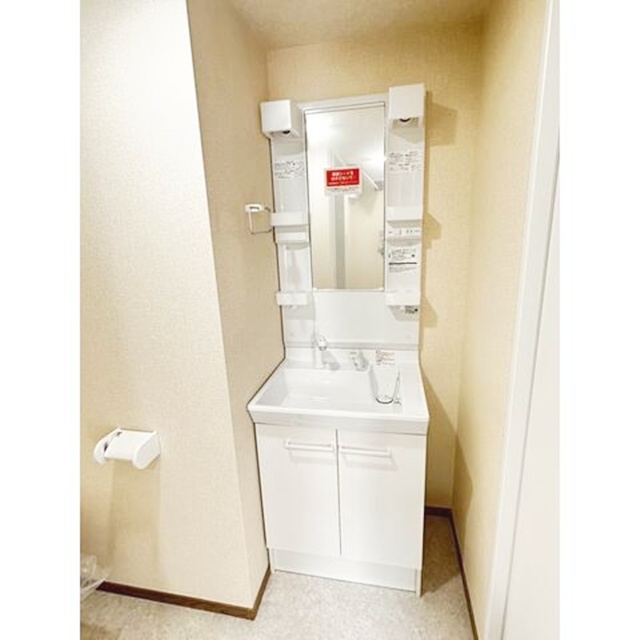 洗面設備　明るい洗面所です