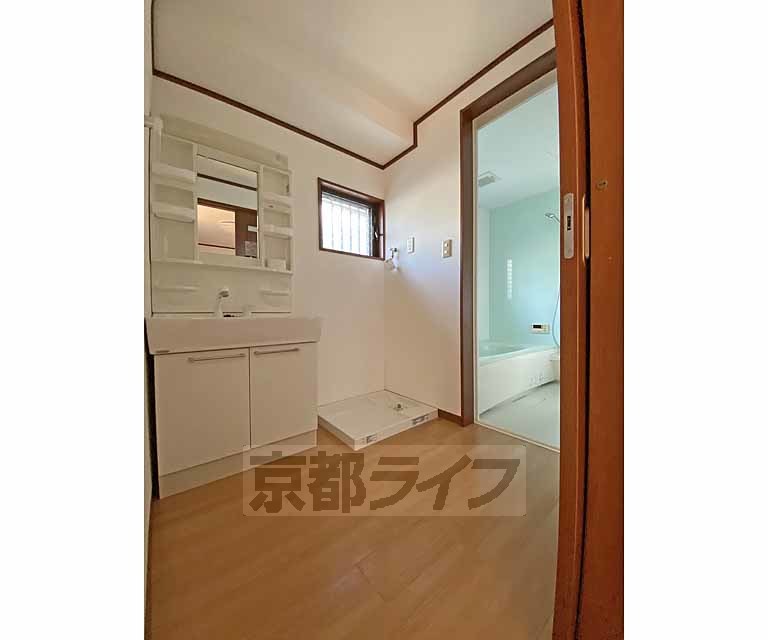 洗面設備　ゆとりある広さの洗面脱衣室です。