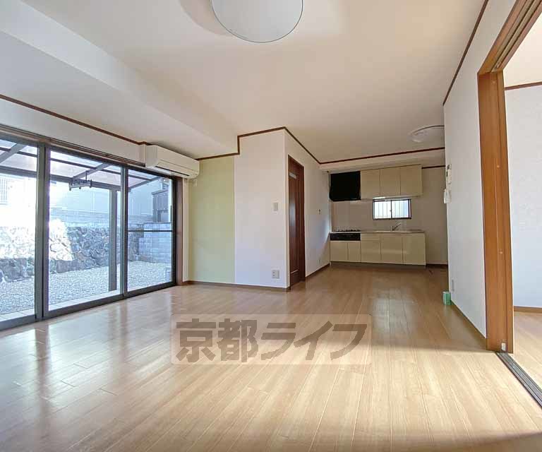 居室・リビング　広々とした専用庭付きの平屋の戸建てです。窓が多く、風が...