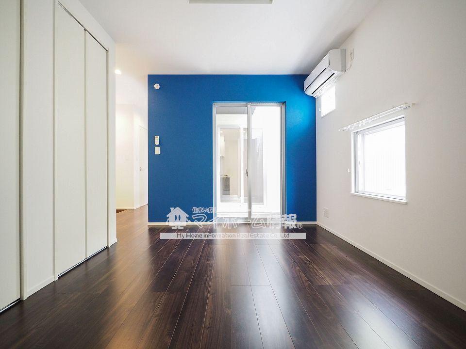 その他部屋・スペース　LDK同様、差し色のブルーが映える洋室