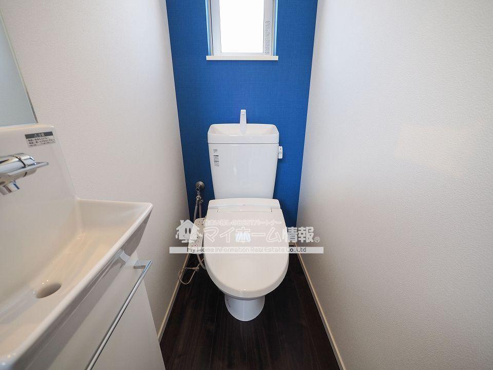 トイレ　手洗い付きで、清潔感溢れるトイレ