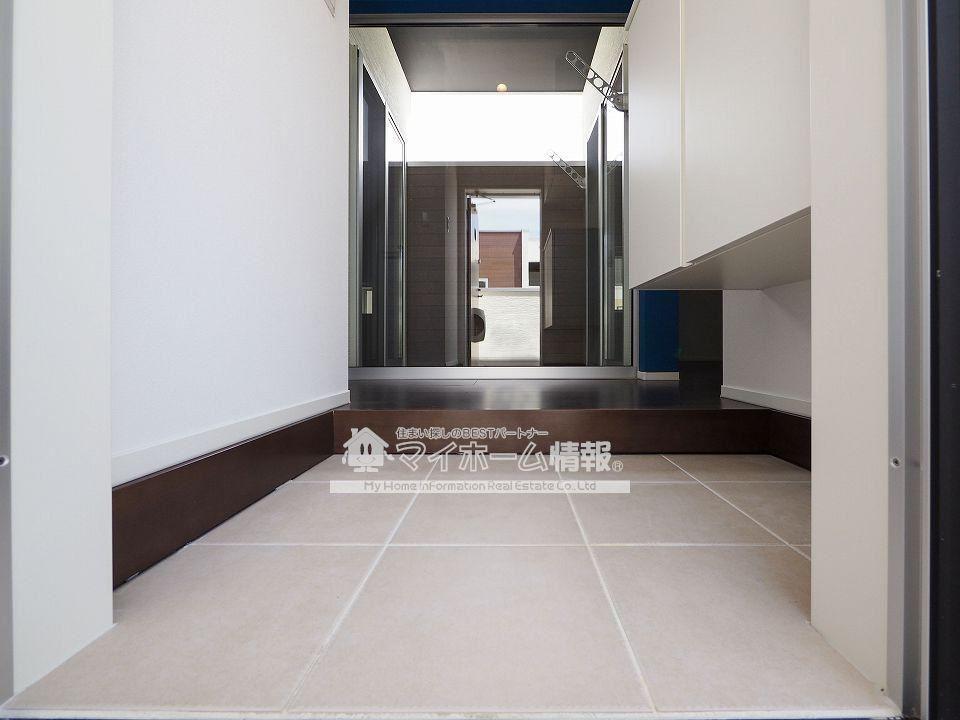 玄関　タイル張り玄関