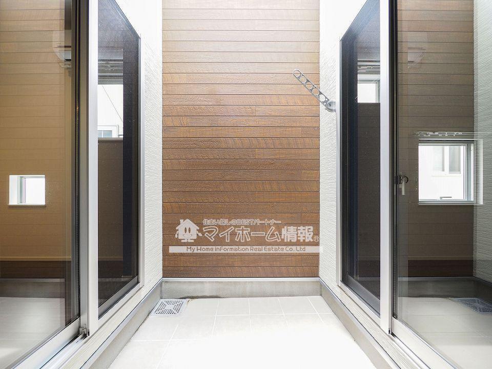 バルコニー　明るい日差しの差し込むバルコニー