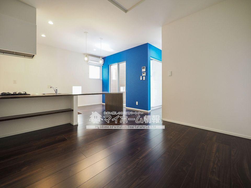 居室・リビング　差し色にブルーの壁紙が映えるリビング