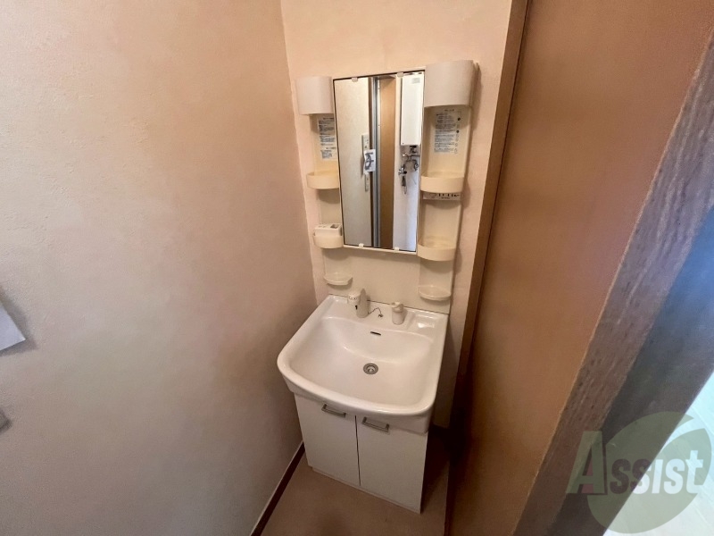 洗面設備　独立洗面台です。大きくてよいですね。シャンプーもできます！