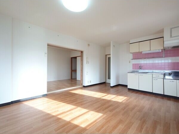 居室・リビング　明るい居間で気持ちまで明るくなりますね！