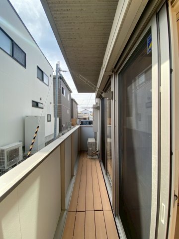 バルコニー　暖かな日差しのふりそそぐバルコニー