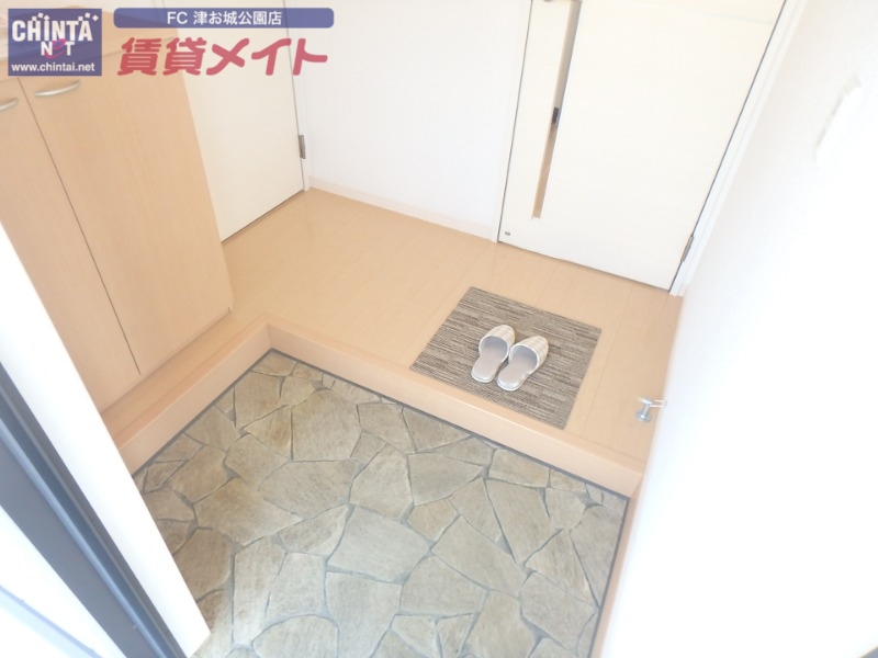 玄関　同物件別室の写真です。