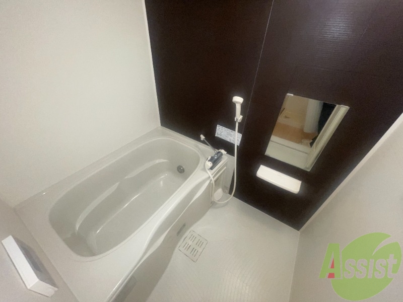 バス・シャワールーム　洋室は広く大き目の浴槽もあるので一日のつかれも落とせますね。