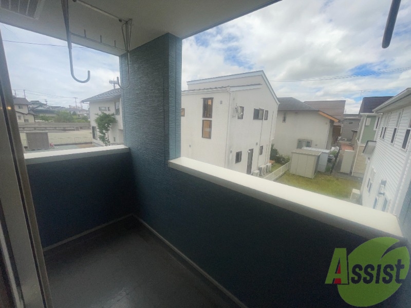 バルコニー　バルコニーは屋根もあるので外出中の悪天候時も気になりません。