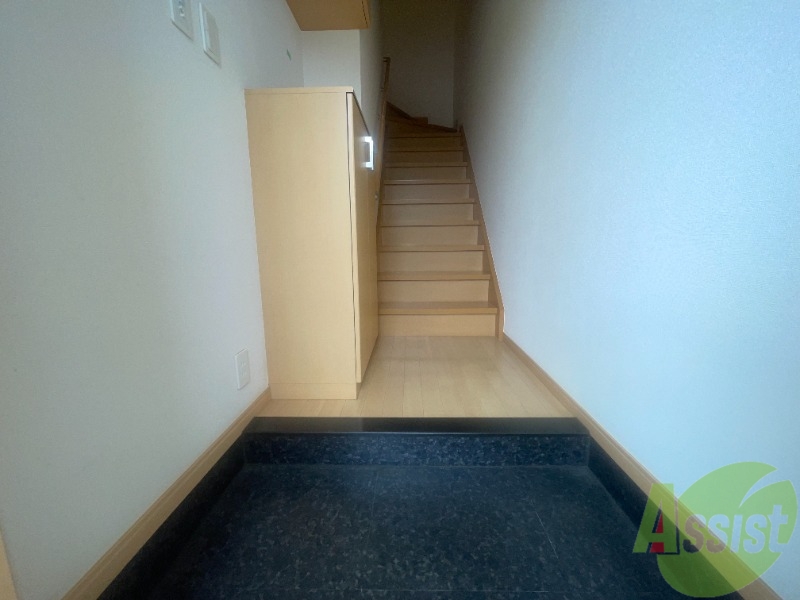 玄関　玄関も広く大きな荷物を持っての出入りも可能です。