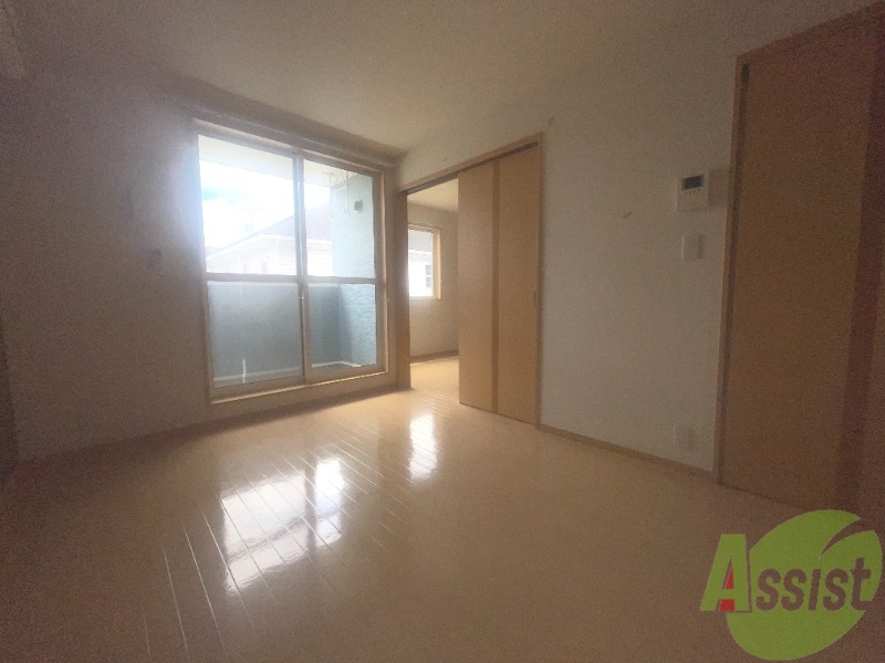 居室・リビング　リビングには大きい窓もあり陽当たりも良好です。