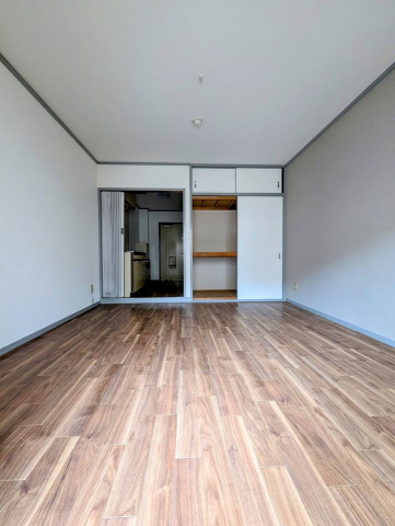 居室・リビング　東向きで明るい広々洋室8帖